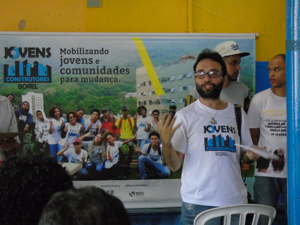 Felipe Vieira, presidente do Instituto da Cidadania Unidos da Tijuca, fala para os novos alunos do Jovens Construtores Borel